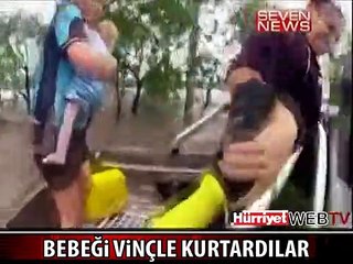 BEBEĞİ ARAÇTAN VİNÇLE KURTARDILAR