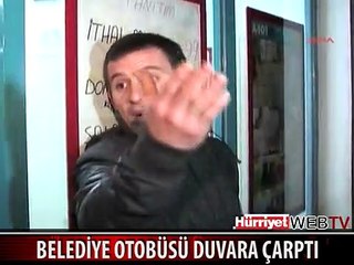 DUVARA ÇARPAN BELEDİYE OTOBÜSÜ PANİĞE NEDEN OLDU