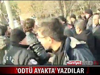 ÖĞRENCİLER "ODTÜ AYAKTA" YAZISI OLUŞTURDU