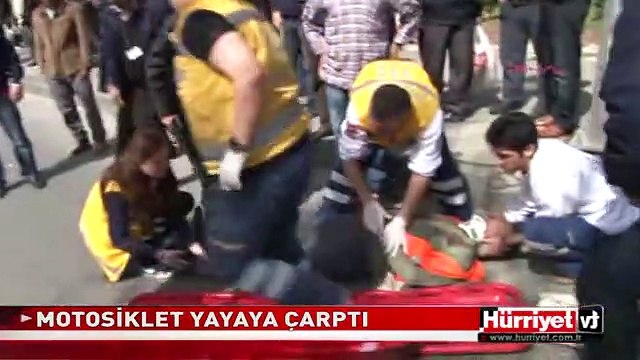 MOTOSİKLET YOLUN KARŞISINA GEÇMEYE ÇALIŞAN KİŞİYE ÇARPTI