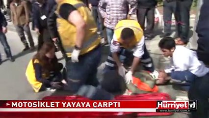 MOTOSİKLET YOLUN KARŞISINA GEÇMEYE ÇALIŞAN KİŞİYE ÇARPTI