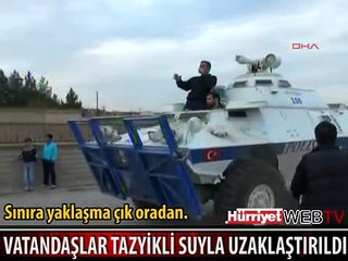 MERAKLI VATANDAŞLAR TAZYİKLİ SUYLA UZAKLAŞTIRILDI
