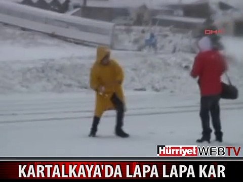 KAR BEKLEYENLERE MÜJDE! KARTALKAYA'DA LAPA LAPA KAR YAĞDI