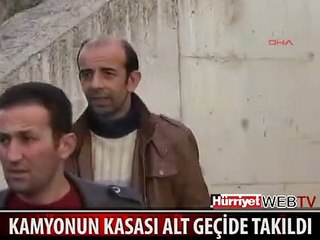 KAMYONUN KASASI ALT GEÇİDE TAKILDI