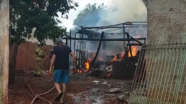 Casa é tomada pelas chamas no Bairro Cascavel Velho