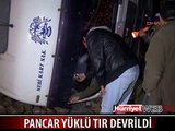 PANCAR YÜKLÜ TIR DEVRİLDİ, YOL TRAFİĞE KAPANDI