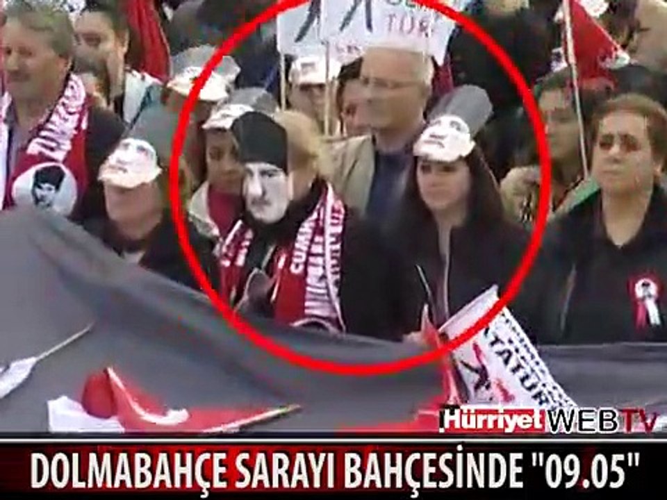 ATATÜRK MASKESİ TAKIP DEV TÜRK BAYRAĞI AÇTILAR