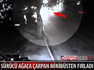SÜRÜCÜ AĞACA ÇARPAN MİNİBÜSTEN FIRLADI