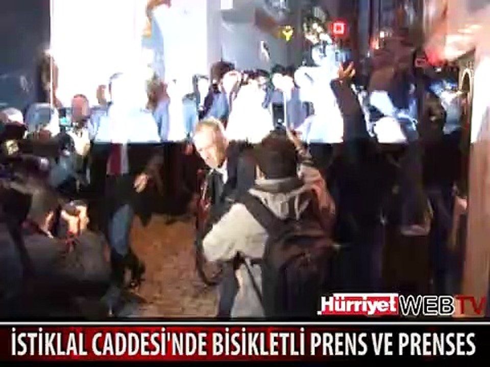 İSTİKLAL CADDESİ'NDE BİSİKLETLİ PRENS VE PRENSES