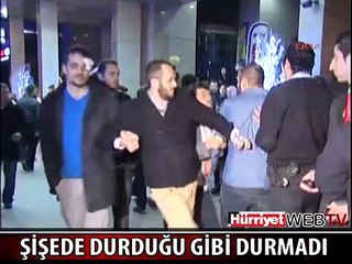 Video herunterladen: ALKOLÜ FAZLA KAÇIRINCA BİRBİRLERİNE GİRDİLER