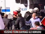 POLİS BİBER GAZI SIKTI YÜZÜNÜ TÜRK BAYRAĞIYLA KORUDU - 1
