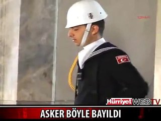 ANITKABİR'DE ASKER BÖYLE BAYILDI