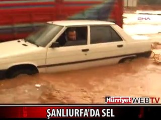 ŞANLIURFA'DA SEL SULARI YOLLARI KAPATTI