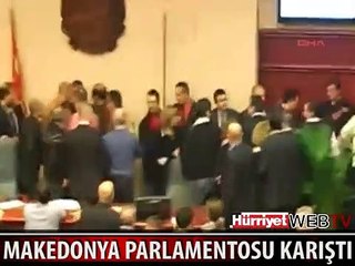 MAKEDONYA PARLAMENTOSU KARIŞTI