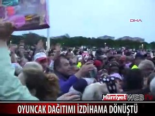 OYUNCAK DAĞITIMI İZDİHAMA DÖNÜŞTÜ
