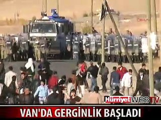 VAN'DA POLİSE TAŞLI SALDIRI