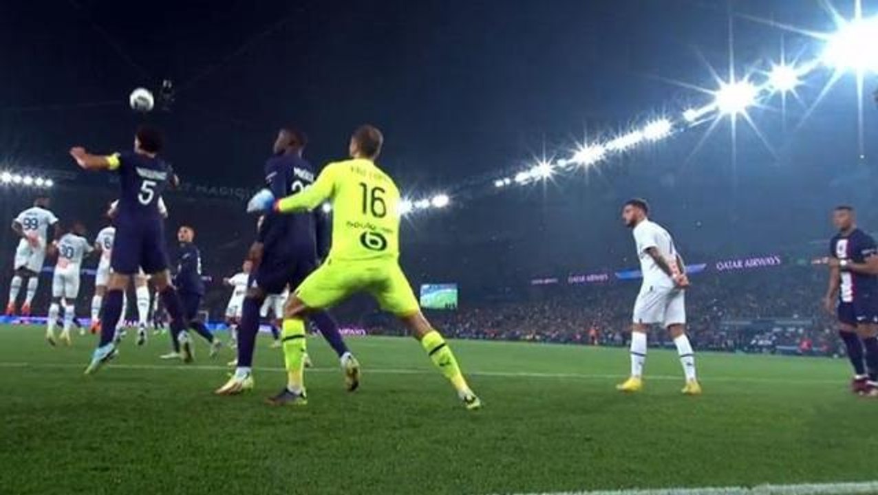 Dünya, Messi'nin kullandığı frikik öncesi Marsilya kalecisinin aldığı önlemi konuşuyor