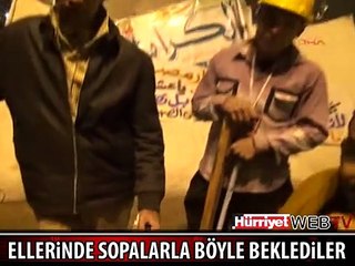 ELLERİNDE SOPALARLA BEKLİYORLAR