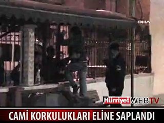 ELİ DEMİR KORKULUKLARA SAPLANDI