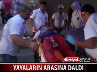 OTOMOBİL KALDIRIMDAKİ YAYALARIN ARASINA DALDI