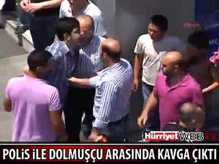 POLİSLE MİNİBÜS ŞOFÖRÜNÜN YOL VERME KAVGASI