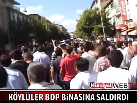 KORUCU ŞEHİT OLUNCA KÖYLÜLER BİNGÖL'E GELİP BDP'YE SALDIRDI