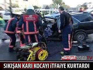 SIKIŞAN KARI KOCAYI İTFAİYE BÖYLE KURTARDI