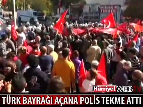POLİS TÜRK BAYRAĞI AÇAN KİŞİYE BÖYLE TEKME ATTI