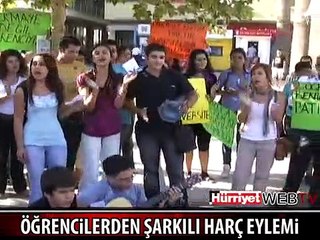 ÖĞRENCİLERDEN ŞARKILI HARÇ EYLEMİ