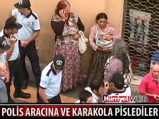 GÖZALTINA ALINAN KADINLAR POLİS ARACINA PİSLEDİ