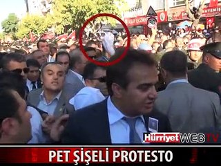 ŞEHİT CENAZESİNDE BAKANLARA PET ŞİŞELİ PROTESTO