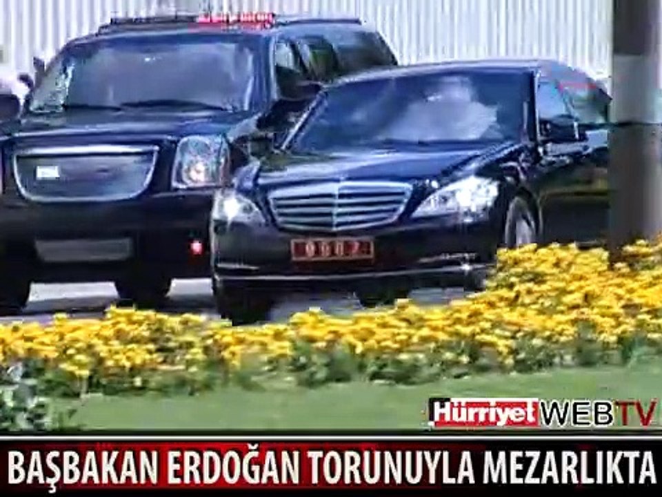 BAŞBAKAN ERDOĞAN TORUNUYLA MEZARLIKTA