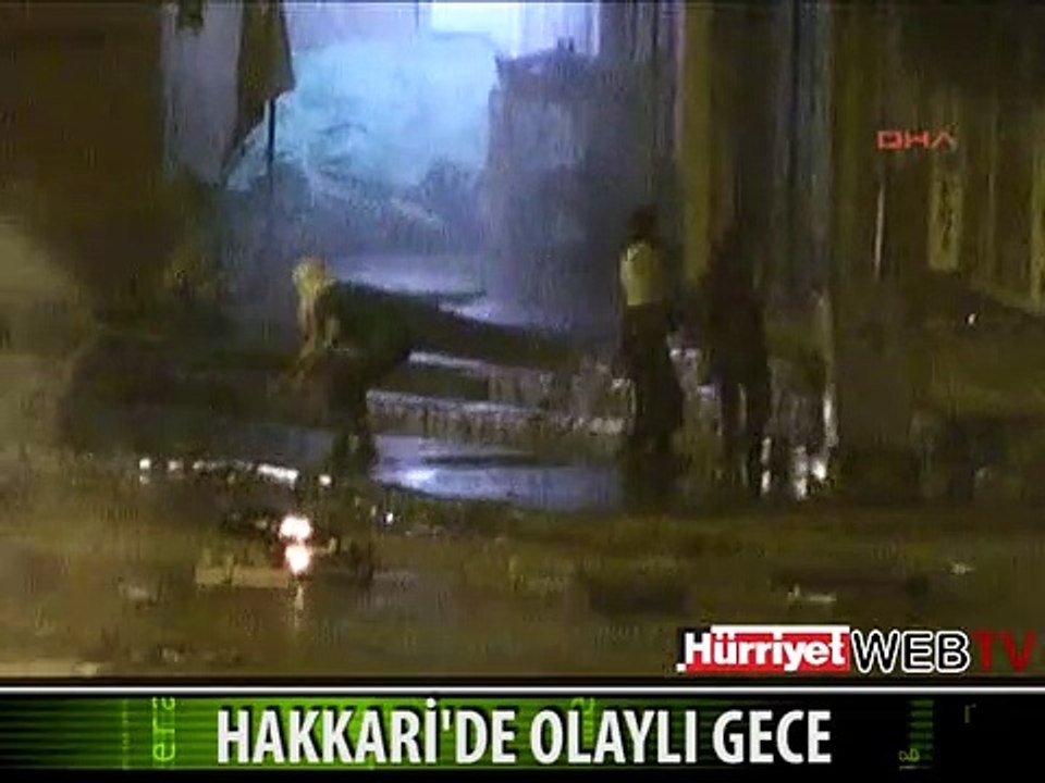 GÖSTERİCİLER HAKKARİ SOKAKLARINI SAVAŞ ALANINA ÇEVİRDİ