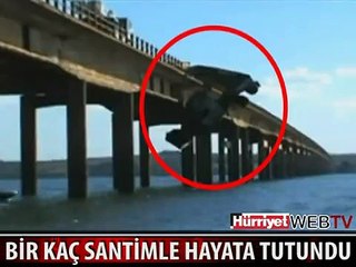 KOCA TIR KÖPRÜDE ASILI KALDI