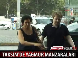 TAKSİM'DEKİ VATANDAŞLAR YAĞMURA HAZIRLIKSIZ YAKALANDI