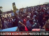 ELEKTRİK KESİNTİLERİNİ YOL KAPATARAK PROTESTO ETTİLER