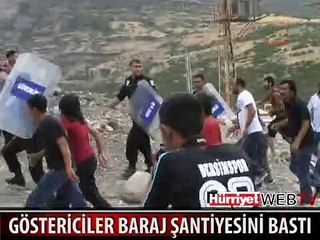 TUNCELİ'DE GÖSTERİCİLER BARAJ ŞANTİYESİNİ BASIP ARAÇLARI ATEŞE VERDİ