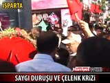 KUTLAMALARDA ÇELENK VE SAYGI DURUŞU KRİZİ