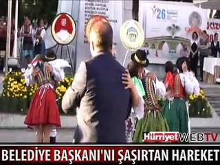 DANSÇI KIZIN BAŞKANI ŞAŞIRTAN HAREKETİ