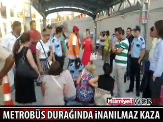 METROBÜS YOLCULARI BİR ANDA ÇUKURUN İÇİNE DÜŞTÜ