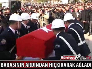 BABASININ ARDINDAN AĞLAYA AĞLAYA İSTİKLAL MARŞINI OKUDU