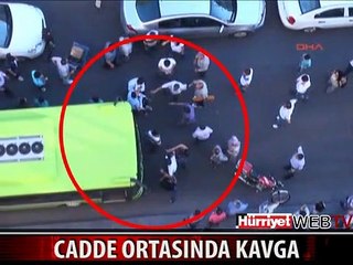 CADDE ORTASINDA BİRBİRLERİNE GİRDİLER