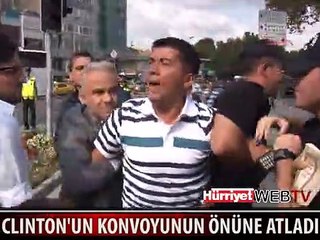 CLINTON'UN KONVOYUNUN ÖNÜNE ATLADI