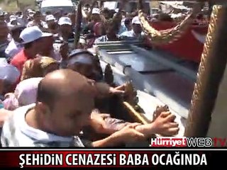 ŞEHİDİN CENAZESİ BABA EVİNE GETİRİLDİ