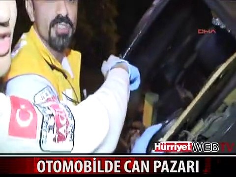 OTOMOBİL ÜST GEÇİDİN KORKULUKLARINA ASILI KALDI