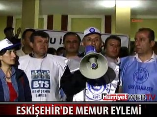 MEMURLAR ESKİŞEHİR GARI'NA GREV PANKARTINI ASTI