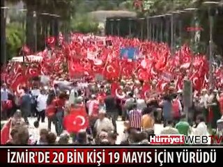 İZMİR'DE BİNLERCE KİŞİ SOKAĞA DÖKÜLDÜ