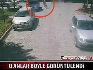 DEMİR ÇUBUKLA ARAÇLARIN CAMLARINI KIRDI