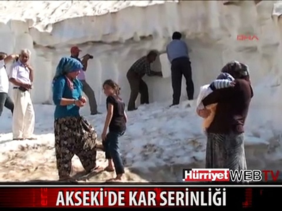 ANTALYA'DA BİR YANDA DENİZ GÜNEŞ BİR YANDA KAR KEYFİ