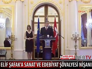 ELİF ŞAFAK'A SANAT VE EDEBİYAT ŞÖVALYESİ NİŞANI